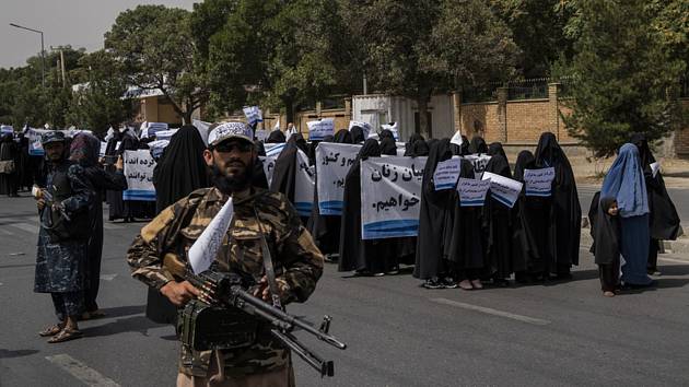 Bojovníci Tálibánu doprovázejí pochod žen podporujících vládu Tálibánu