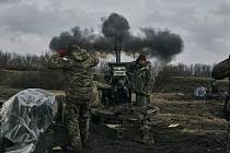 Ukrajinští vojáci střílí u Bachmutu ze samohybné houfnice směrem k ruským pozicím, 7. března 2023