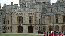 Alžběta, jež je matkou, babičkou i prababičkou, prozradila, že rok 1992 pro ni byl nejhorším v životě. Tehdy utrpěl velké škody hrad Windsor a rozpadla se manželství Charlese, Andrewa i Anny.