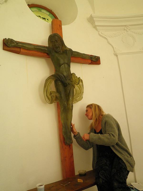 Vladimíra Tesařová instaluje skleněnou sochu Ježíše Krista