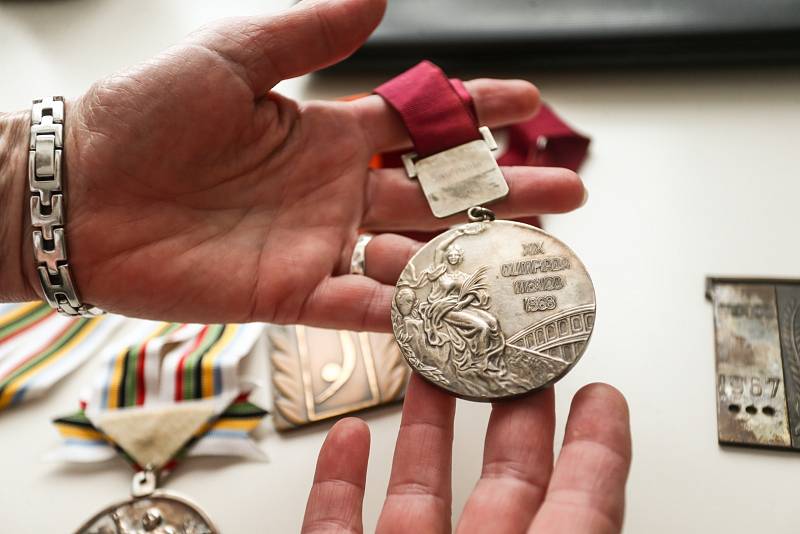 Zajímavost? Tuhle medaili dostala Bohumila Řešátková až po letech. Dříve se týmu dávala jediná "placka"