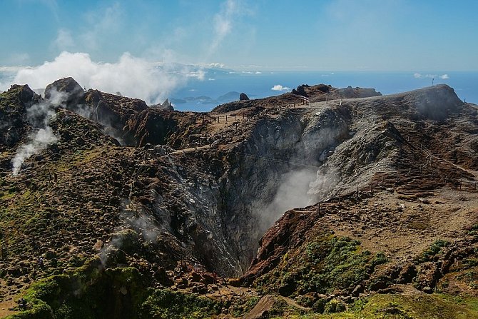 Pohled do kráteru sopky La Soufriere, která se opět probudila k životu