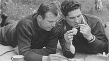 Jurij Gagarin ve společnosti Borise Volynova na pikniku v Dolgoprudném