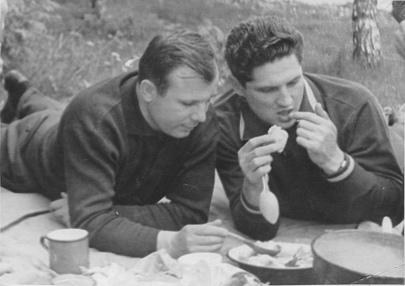 Jurij Gagarin ve společnosti Borise Volynova na pikniku v Dolgoprudném