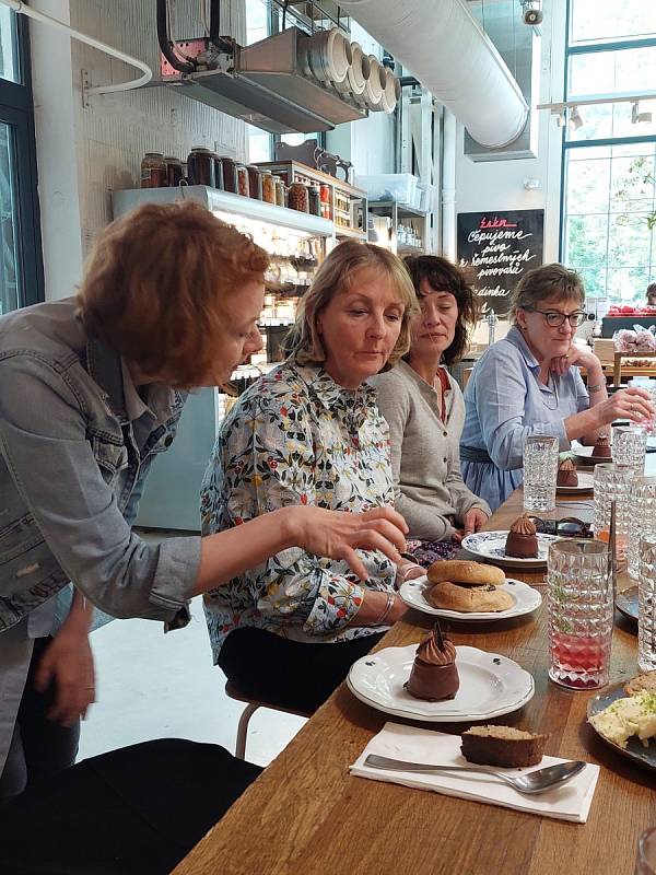 Spolu s českými blogerkami a influenserkami se Caplinová vydala na gastronomický výlet po Praze. Tady seznámení s českými dezerty – koláče a koňaková špička.