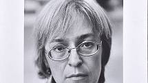 Fotografie Anny Politkovské, pocházející z pojmenování promenády v pražské Stromovce jejím jménem