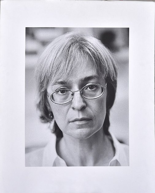 Fotografie Anny Politkovské, pocházející z pojmenování promenády v pražské Stromovce jejím jménem
