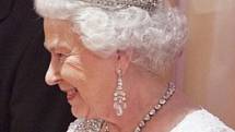 V soukromé kolekci Alžběty II. samozřejmě nechybí korunky. Na snímku má na sobě Korunku dívek Velké Británie (Girls of Great Britain tiara). a náušnice nazvané Greville Chandelier, oboje je z její soukromé sbírky