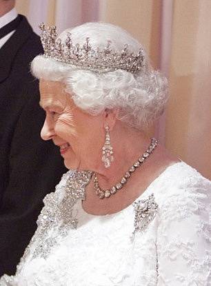 V soukromé kolekci Alžběty II. samozřejmě nechybí korunky. Na snímku má na sobě Korunku dívek Velké Británie (Girls of Great Britain tiara). a náušnice nazvané Greville Chandelier, oboje je z její soukromé sbírky