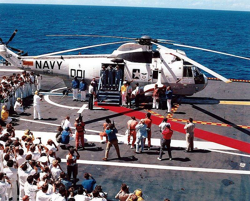 Posádka mise Apollo 16 těsně po návratu z vesmíru vystupuje z vrtulníku na americkou loď USS Ticonderoga, která astronauty po dopadu přijela vyzvednout z Tichého oceánu.