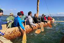 Archeologové testovali člun z takřka 300 let starého dubu na vlnách vodní nádrže Rozkoš na Náchodsku.