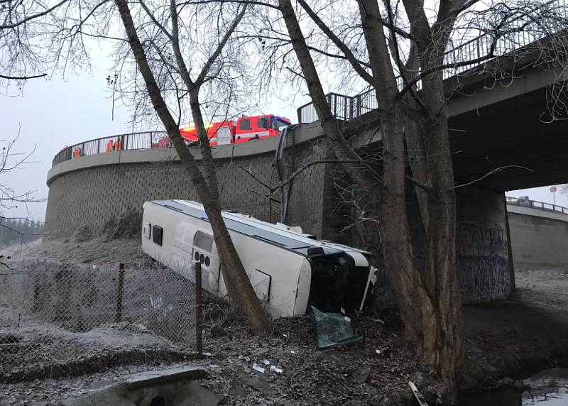 Vážná nehoda autobusu u Mělníka.