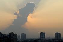 Kouř z vybuchující munice zaclonil slunce nad východním předměstím Sofie.