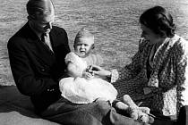 Charles s královnou Alžbětou a princem Philipem.
