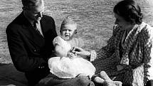 Britská královna Alžběta II. s princem Philipem a princem Charlesem 