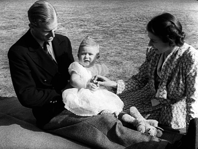 Charles s královnou Alžbětou a princem Philipem.