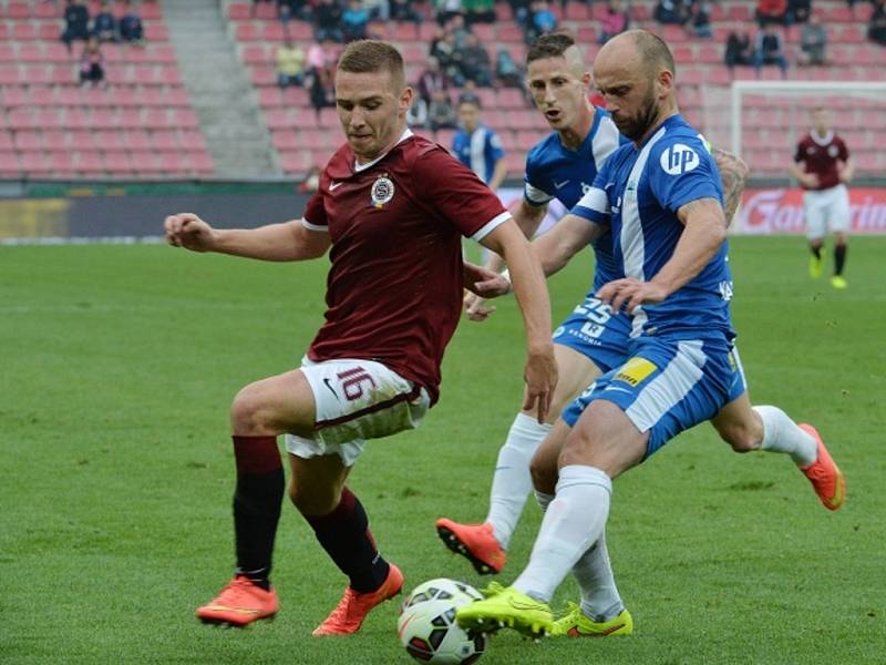 Pavel Kadeřábek ze Sparty (vlevo) se snaží obehrát fotbalisty Liberce.