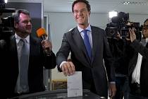 Premiér Mark Rutte při středečních volbách