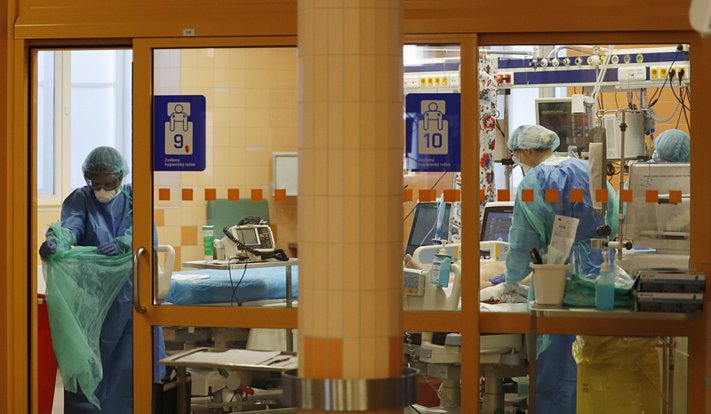 Zdravotníci u lůžka pacienta nakaženého koronavirem na jednotce intenzivní péče ve Všeobecné fakultní nemocnici v Praze, 7. dubna 2020