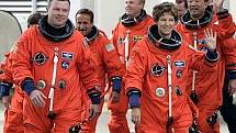 Eileen Collinsová přepisovala dějiny vícekrát. Kromě toho, že se stala první ženou, která kdy pilotovala raketoplán, stala se také první a jedinou velitelkou raketoplánu v historii. Na snímku se svojí posádkou v roce 2005.