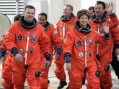 Eileen Collinsová přepisovala dějiny vícekrát. Kromě toho, že se stala první ženou, která kdy pilotovala raketoplán, stala se také první a jedinou velitelkou raketoplánu v historii. Na snímku se svojí posádkou v roce 2005.