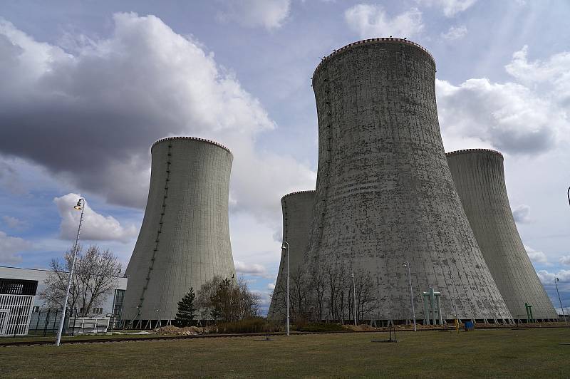 Chladicí věže Jaderné elektrárny Dukovany. Postupně procházejí obnovou vnějšího a vnitřního pláště. Osm železobetonových věží slouží od zprovoznění elektrárny v roce 1985, jsou určené k odvádění nevyužitelného zbytkového tepla z výroby elektřiny.
