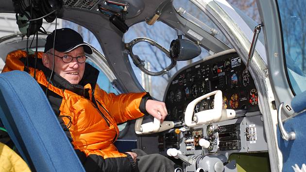 Pilot Petr Bold kontroloval na letišti Vodochody přístroje v kabině stroje Let L-200 Morava, v němž se spolu s Richardem Santusem chystal obletět severní pól. 