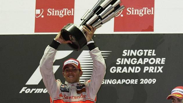 Velká cena Singapuru formule 1: Lewis Hamilton slaví vítězství.