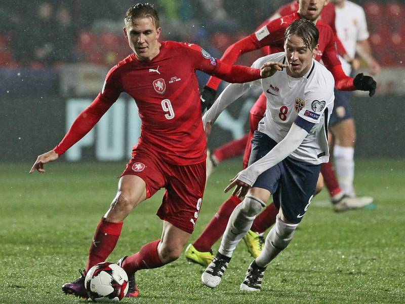 Bořek Dočkal (vlevo) proti Norsku.