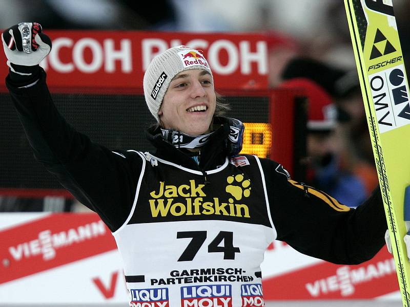 Rakušan Gregor Schlierenzauer se raduje z vítězství v závodě v Garmisch-Partenkirchenu.