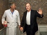 Kardiochirurg Mark Hausknecht na archivním snímku s bývalým prezidentem Georgem H.W. Bushem
