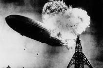 Ke katastrofě německé vzducholodi LZ 129 Hindenburg došlo 6. května 1937 při přistání v New Jersey. V 19:25 vzplanula u přistávací věže záď