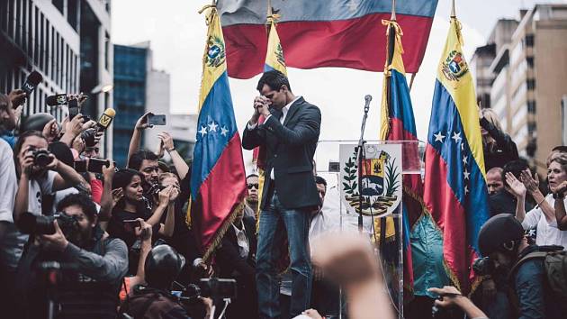 Lídr venezuelského parlamentu a samozvaný prezident Juan Guaidó