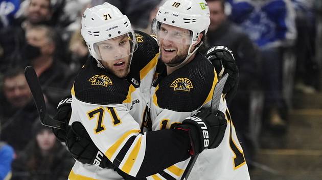 Hokejista Bostonu Pavel Zacha (vpravo) se raduje ze svého gólu se svým spoluhráčem Taylorem Hallem v utkání NHL na ledě Toronta 2. února 2023