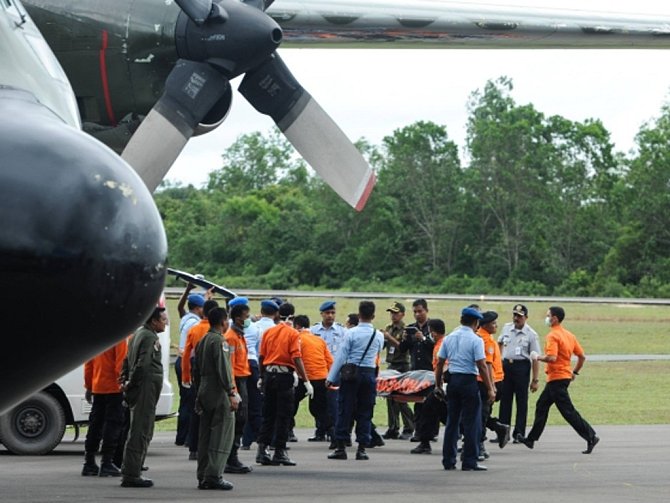 Z moře poblíž indonéského ostrova Borneo se dosud podařilo vylovit těla sedmi obětí nedělní nehody letounu společnosti Indonesia AirAsia. 