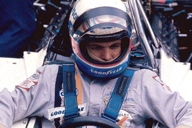 Americký jezdec F1 Peter Revson v kokpitu při závodu v Nüburgringu 1973. Před padesáti lety se mu stala osudnou havárie při testech v Jižní Africe.
