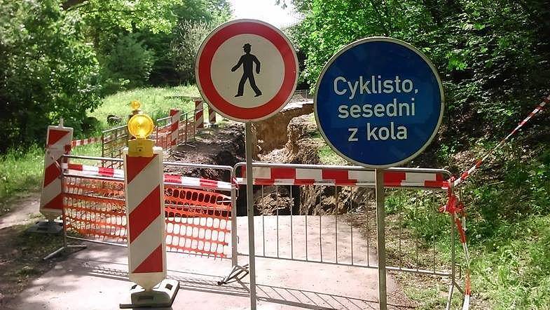 Jakmile cyklista sesedne z kola, stává se chodcem, kterému je zakázán vstup. Anebo je tu značka s panákem pro šílence připravené skočit do díry před nimi, kdo ví…