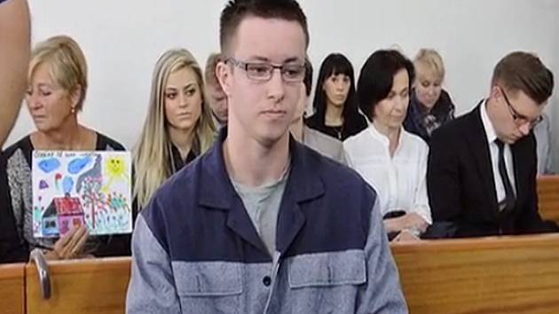 Nejvyšší soud (NS) dnes zrušil třiadvacetiletému Lukáši Nečesanému trest 13 let vězení za pokus o vraždu, jehož se podle spisu dopustil před třemi roky v Hořicích v Podkrkonoší útokem na kadeřnici.