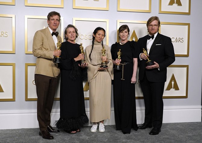 V kategorii nejlepší film letošních cen americké filmové akademie Oscar zvítězil podle očekávání snímek Země nomádů režisérky Chloé Zhaoové