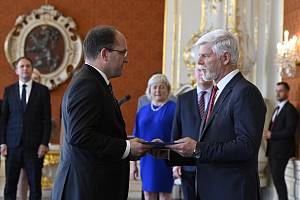 Prezident Petr Pavel (vpravo) jmenoval ministrem zemědělství Marka Výborného (KDU-ČSL)