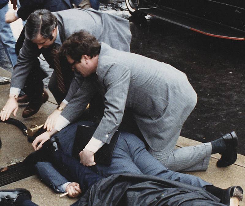 Po Hinckleyově výstřelu na prezidenta Ronalda Reagana zavládl před hotelem Washington Hilton chaos