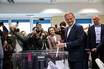 Svůj hlas v polských volbách odevzdal i lídr nejsilnější opoziční strany Donald Tusk