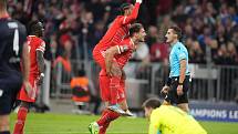 Serge Gnabry a Leon Goretzka z Bayernu se radují z gólu do sítě Plzně.