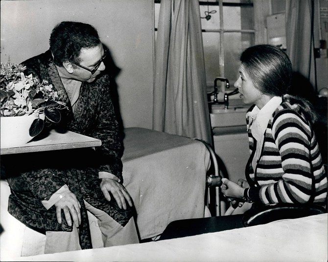Princezna Anna při návštěvě novináře Briana McConnella v nemocnici, kde byl hospitalizován se střelným zraněním, které utrpěl, když ji bránil.