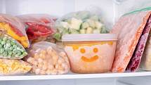 Když bude mít v lednici vše své stálé místo, budete mít lepší přehled, jaké potraviny v ní máte.