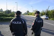 Netradiční policejní kontrolu zažili lidé na východě Slovenska. Policisté totiž uzavřeli všechny přístupové cesty do dvou zdejších měst a každý, kdo chtěl pokračovat v jízdě, se musel podrobit zkoušce na alkohol. Ilustrační snímek