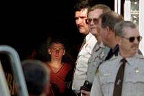 Teroristu Timothy McVeigha přivádějí po dopadení k soudu.