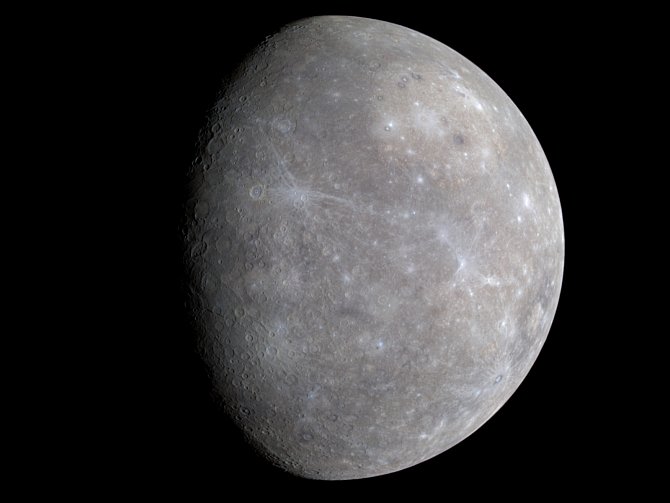Fotografie Merkuru ve skutečných barvách, kterou v roce 2008 pořídila americká sonda Messenger.