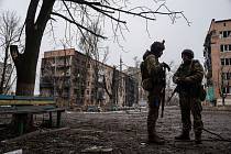Ukrajinští námořníci stojí v sobotu 25. února 2023 na ulici před obytnou budovou, která byla těžce bombardována ruskými silami ve městě Vuhledar na Ukrajině. Ilustrační foto