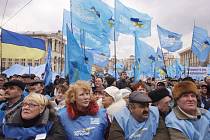 Tisíce protivládních demonstrantů v pátek v ukrajinské metropoli Kyjevě požadovali odstoupení prezidenta Viktora Juščenka a premiérky Julie Tymošenkové.